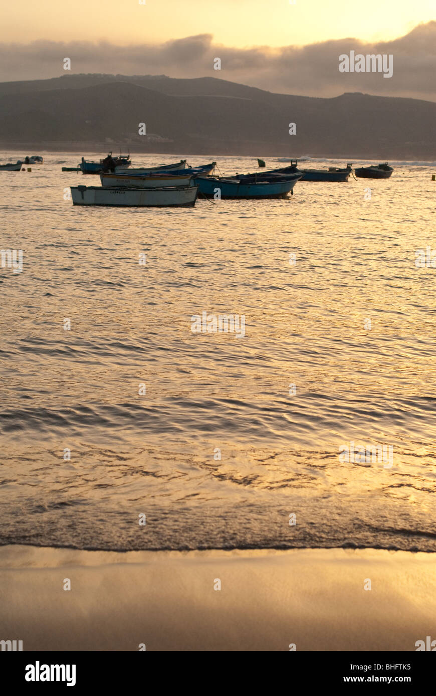 Boote am Ufer bei Sonnenuntergang Gran Canaria Stockfoto