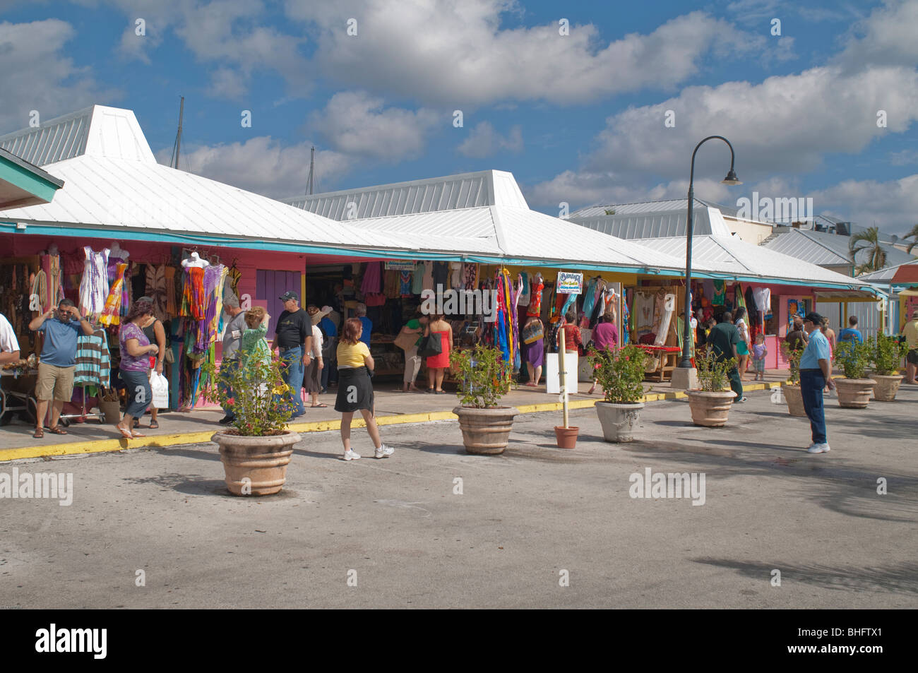 Touristen verbringen Sie einen gemütlichen Tag in Port Lucaya Bahamas einkaufen. Stockfoto