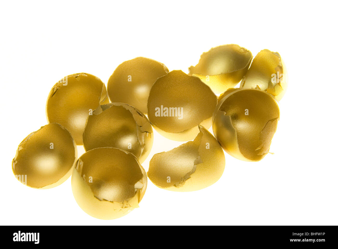 Leere gebrochen gold Nest Eiern, Studio gedreht Stockfoto