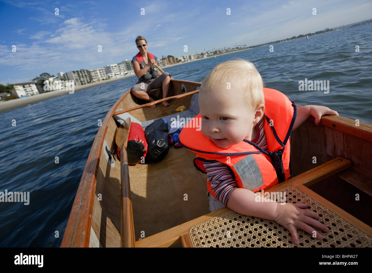 Babymädchen und ihre Mutter, Kanufahren in der Bucht von San Diego, San Diego, Kalifornien, USA Stockfoto