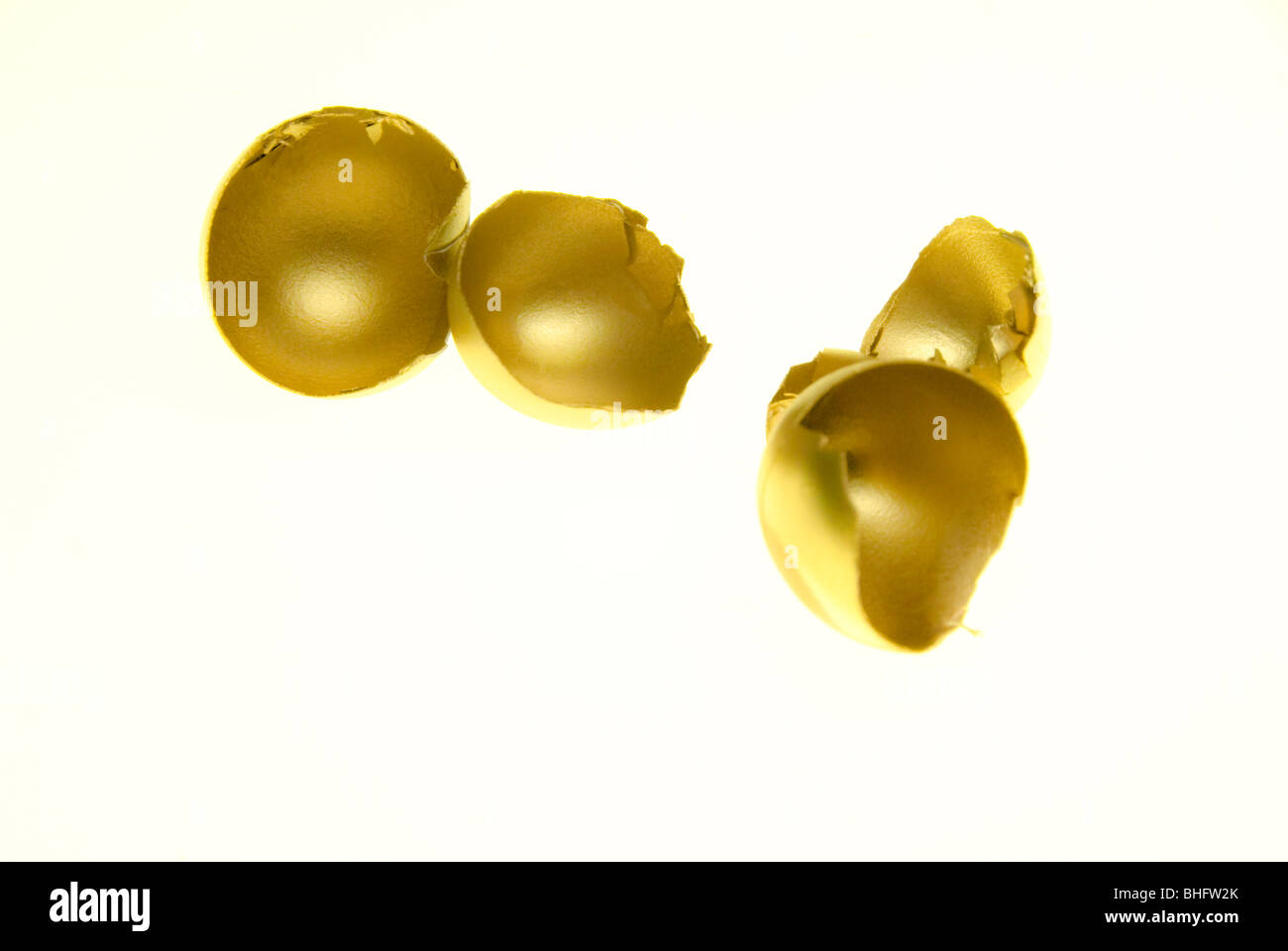 Leere gebrochen gold Nest Eiern, Studio gedreht Stockfoto