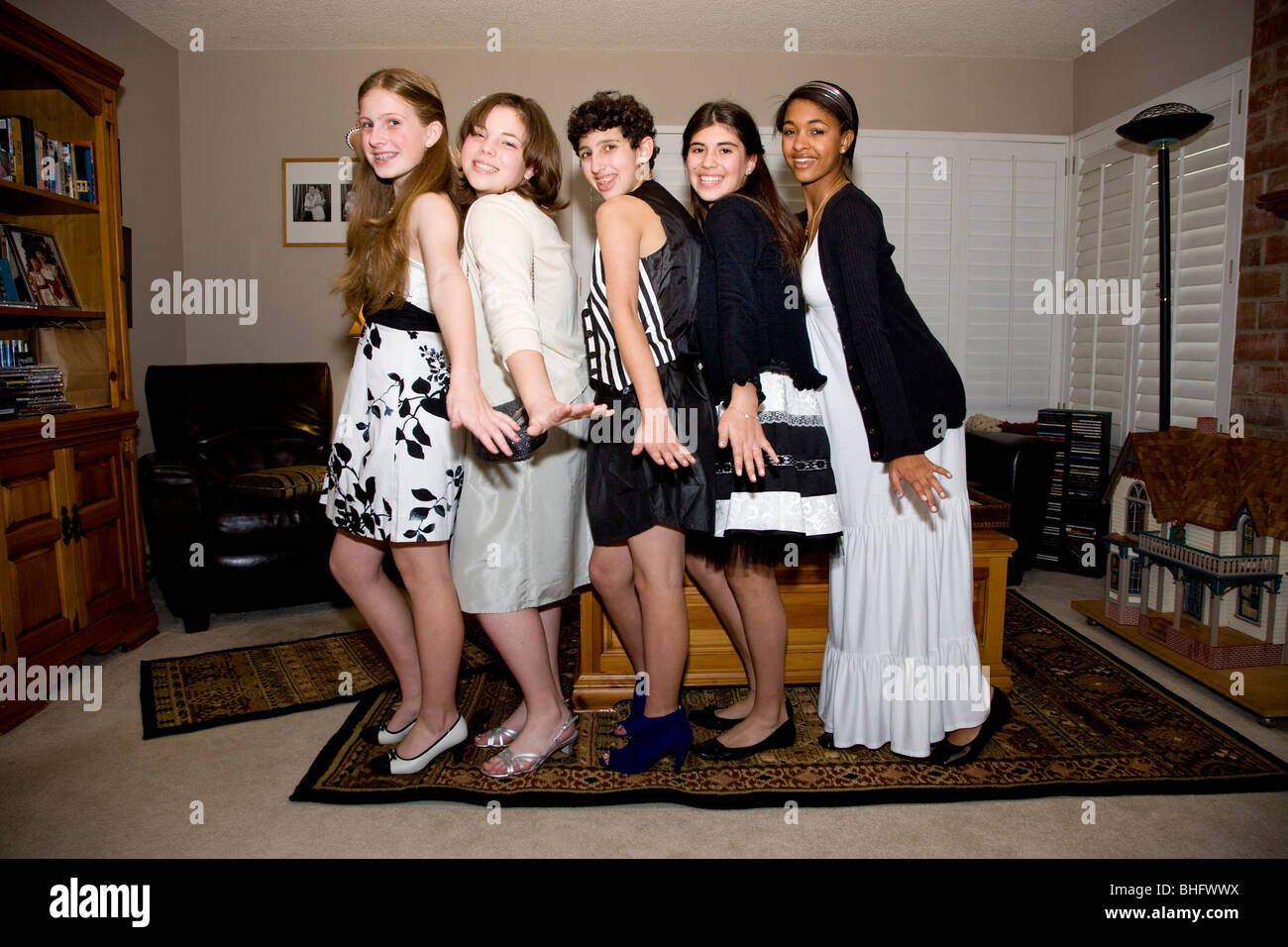 Fünf Mädchen der Multi-ethnischen Mittelschule verkleidet für ihren formalen Tanz posiert für ein Foto. Stockfoto
