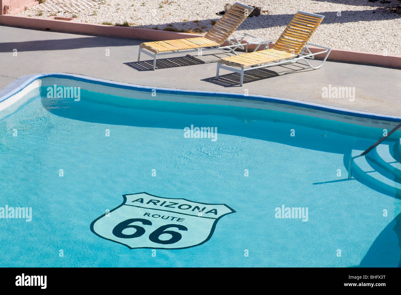 Route 66-Straßenschild an der Unterseite des Schwimmbades des Qualität Inn Motel in Kingman Arizona auf der historischen Route 66 Stockfoto