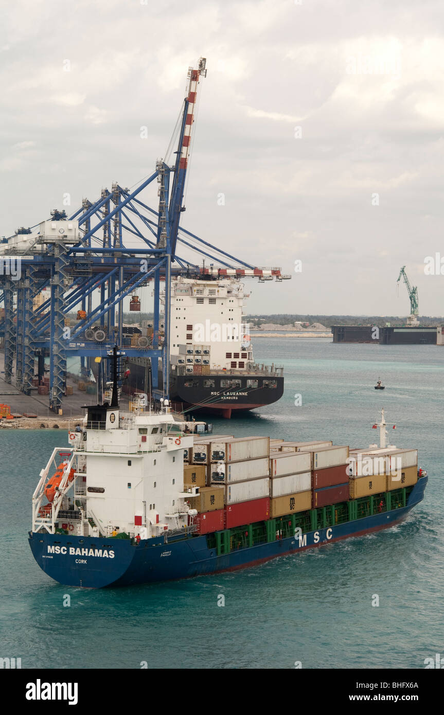 Frachtboot "MSC Bahamas" Manöver mit einer Belastung von Containern im Hafen von Freeport, Bahamas. Stockfoto