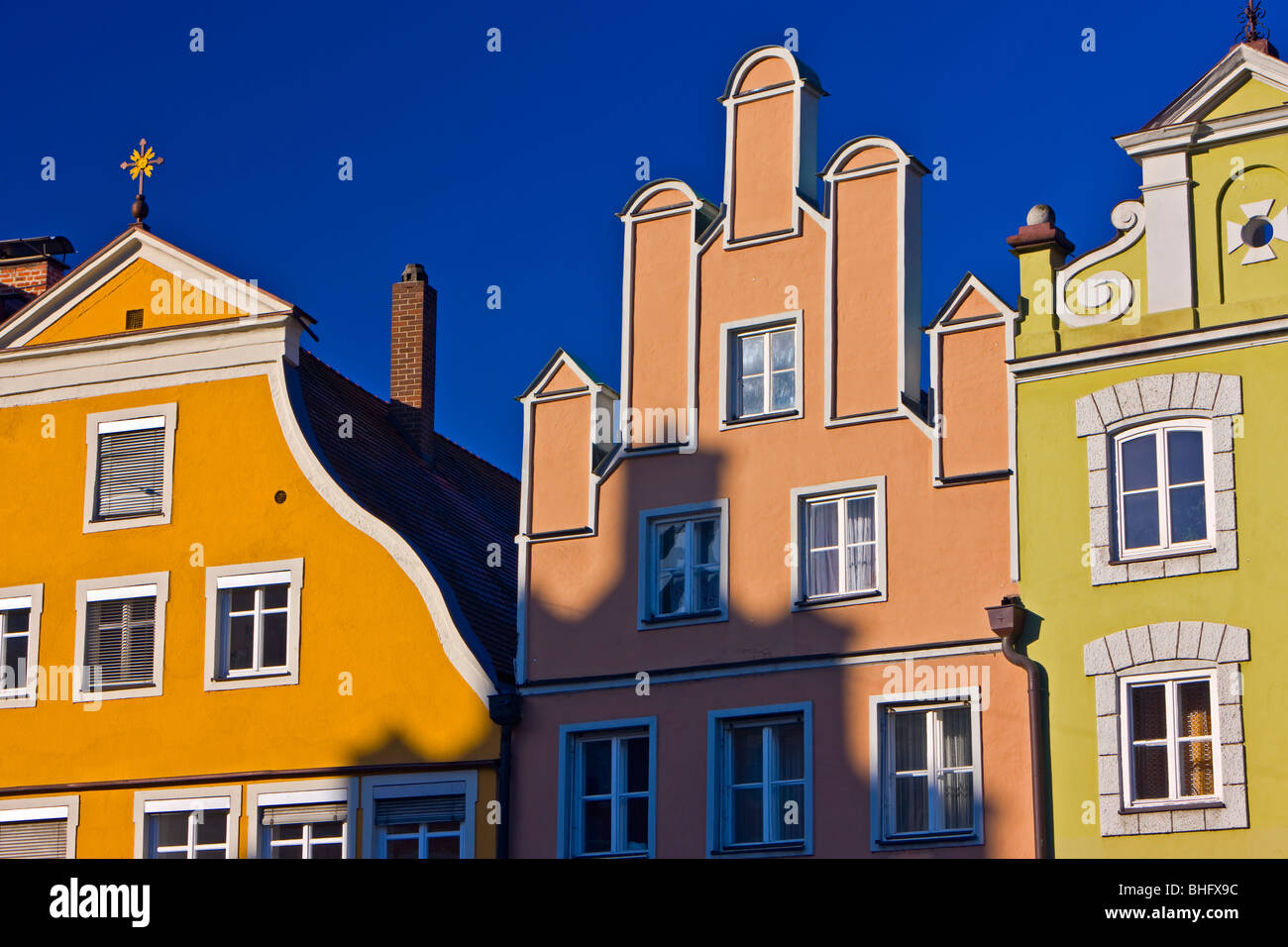 Bunten Fassaden der Gebäude in der Altstadt in der Stadt Landshut, Bayern, Deutschland, Europa. Stockfoto