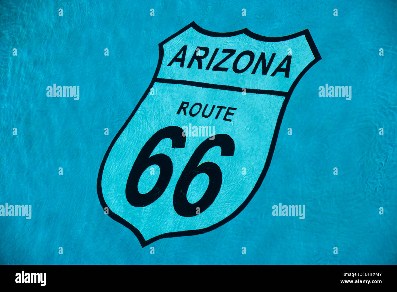 Route 66-Straßenschild an der Unterseite des Schwimmbades des Qualität Inn Motel in Kingman Arizona auf der historischen Route 66 Stockfoto