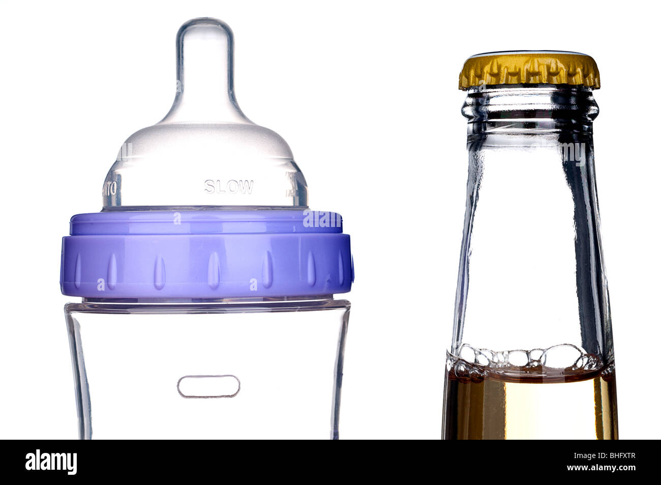 Baby-Flasche und Bierflasche auf weiß: von einer Flasche zur nächsten Stockfoto
