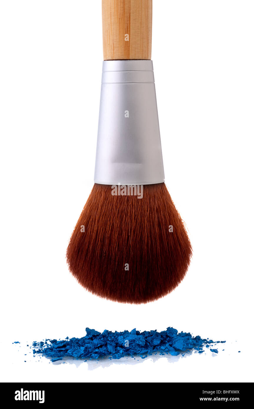 Vertikales Bild von einem Make-up-Pinsel über blaue Make-up Stockfoto