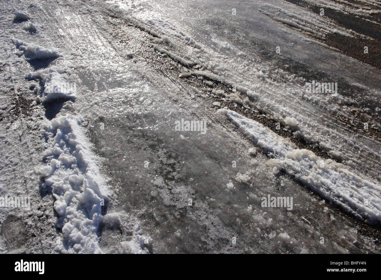 Eisige Straßenverhältnisse nach Wintersturm Stockfoto