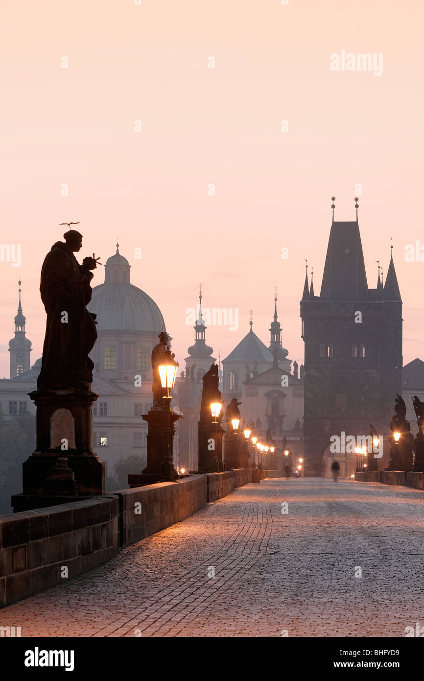 Tschechische Republik-Prag - Karlsbrücke im Morgengrauen Stockfoto