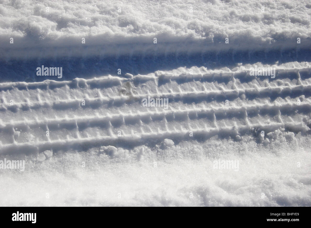 Reifenspuren im Schnee Stockfoto