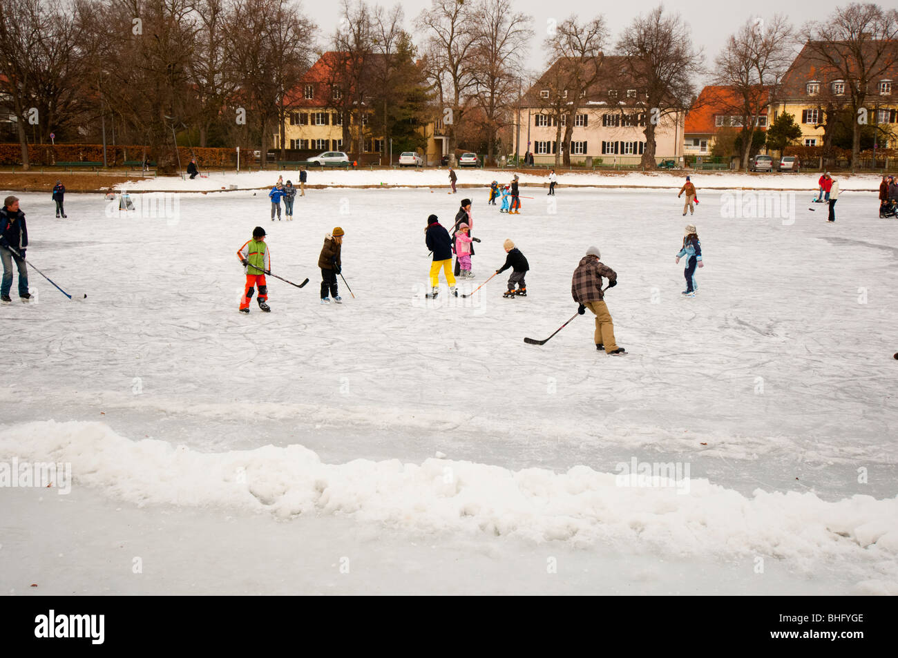 Kinder eislaufen auf zugefrorenen see Fotos und Bildmaterial in hoher