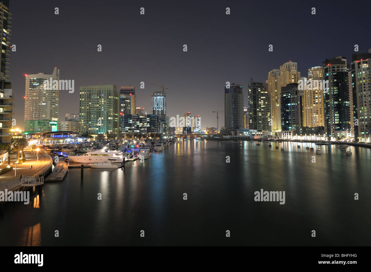 Dubai Marina bei Nacht. Dubai, Vereinigte Arabische Emirate Stockfoto