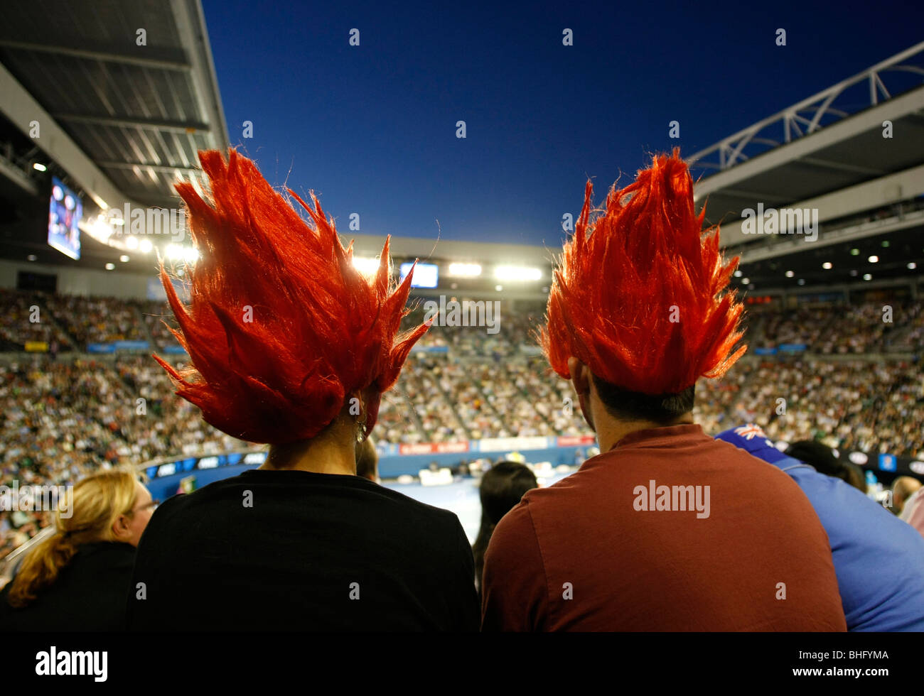 Zwei Fans von Roger Federer mit gefärbten Haaren, Ansicht von oben auf dem Centre Court, Nachtszene, Australian Open 2010, Stockfoto