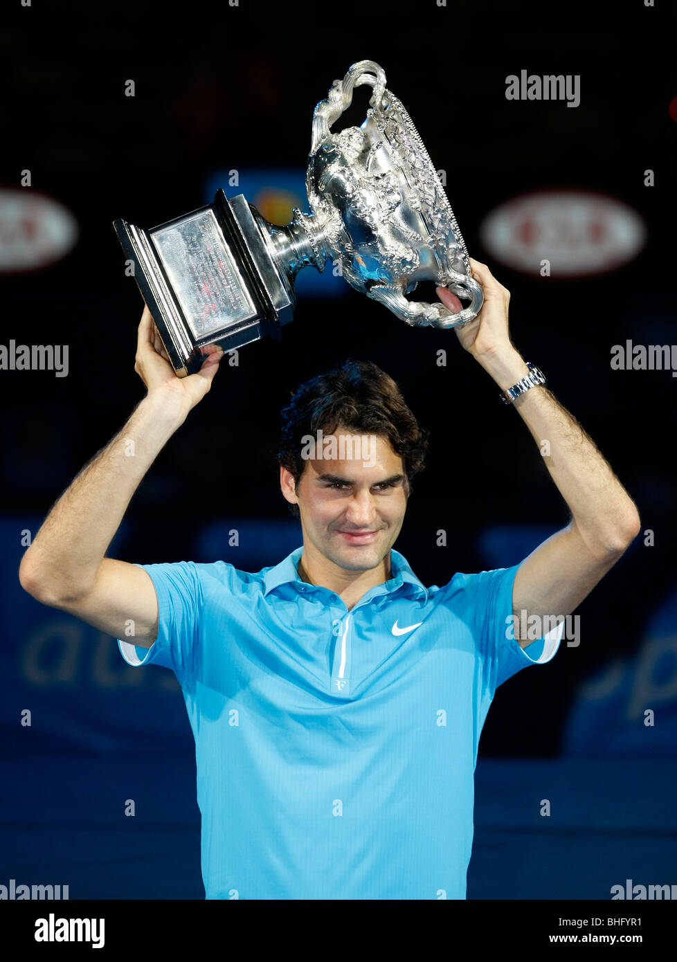 Roger Federer (SUI) hält die Gewinner-Trophäe in die Luft bei den Australian Open 2010 in Melbourne, Australien Stockfoto