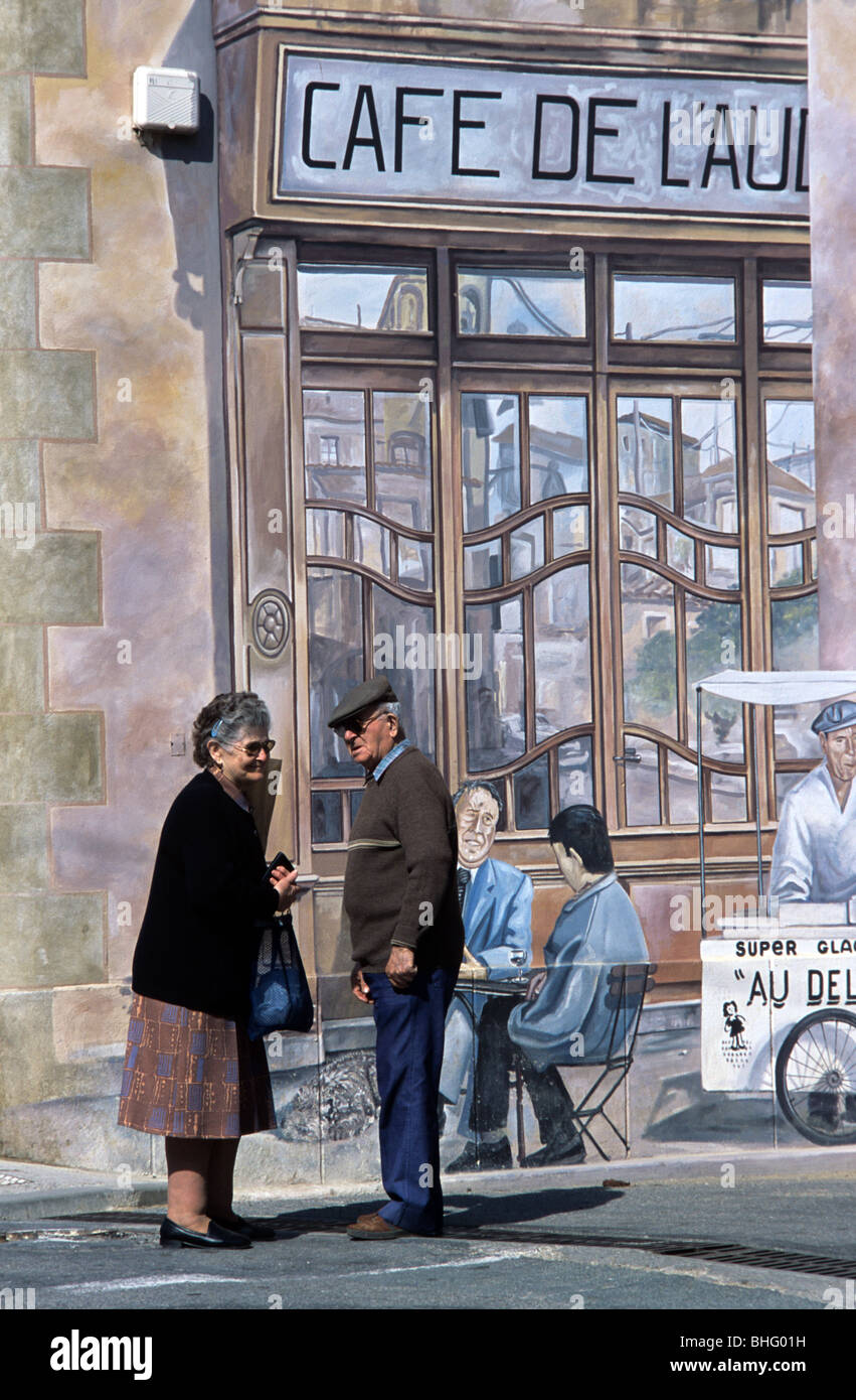 Alt oder pensioniert französisches Ehepaar in Straße vor "Cafe de l ' Aude" chatten, Wandmalerei, Puichéric, Minervois, Aude, Frankreich Stockfoto