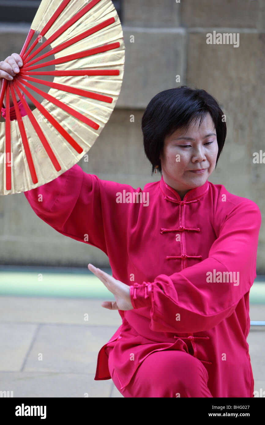 Tang Tanzshow Fan China Stadt Asien Feier feiern China Chinese New Year Tanz Tänzer tanzen Drachen Unterhaltung Stockfoto