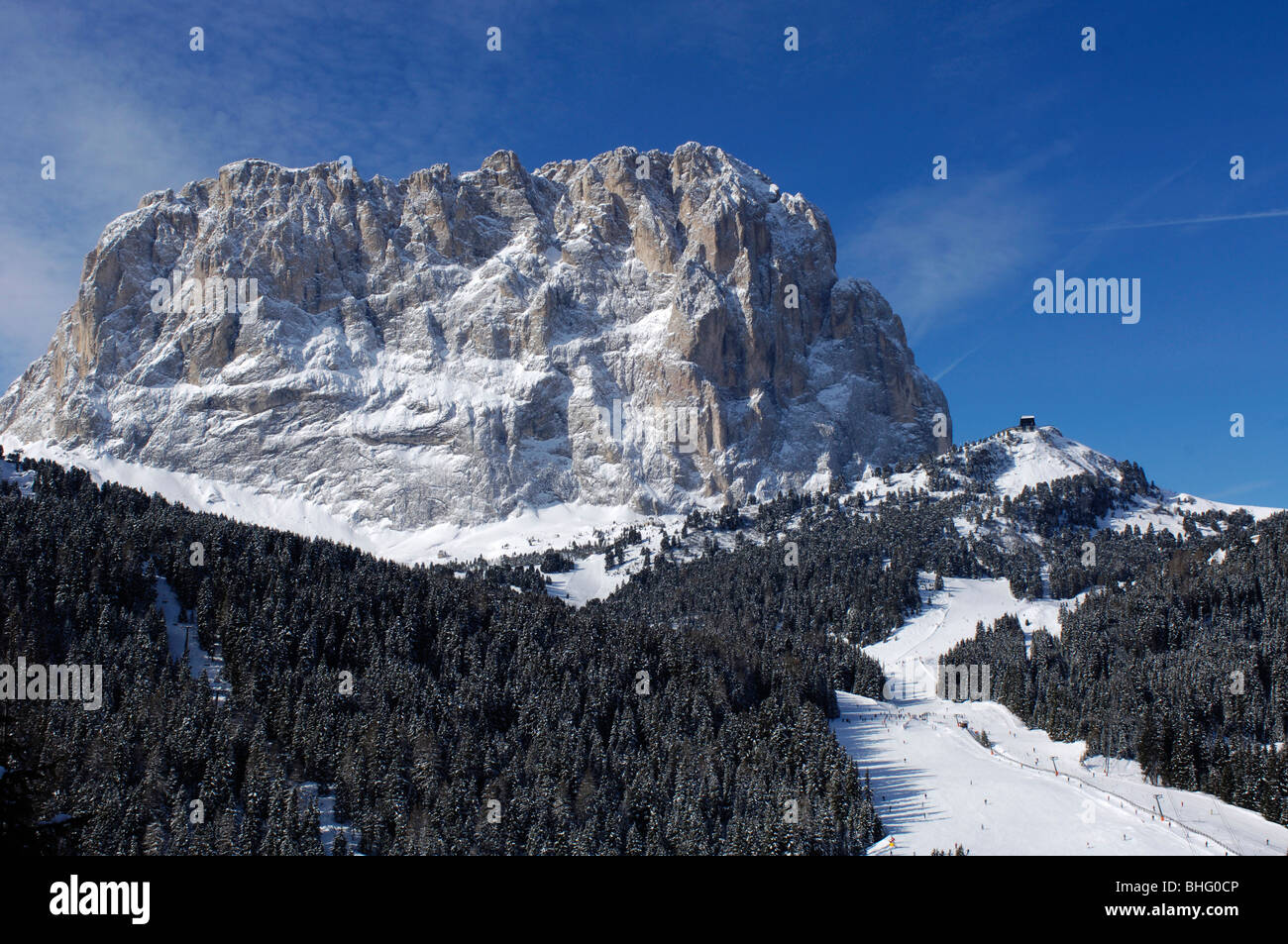 Blick auf Skipiste unter Schnee Berg, Val Gardena, Dolomiten, Südtirol, Italien, Europa Stockfoto