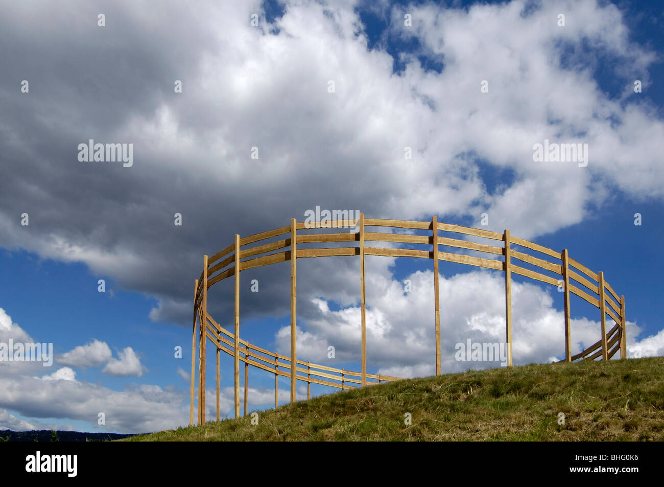 Kunstwerk, Holzzaun unter getrübt Himmel, Voels am Schlern, Südtirol, Italien, Europa Stockfoto