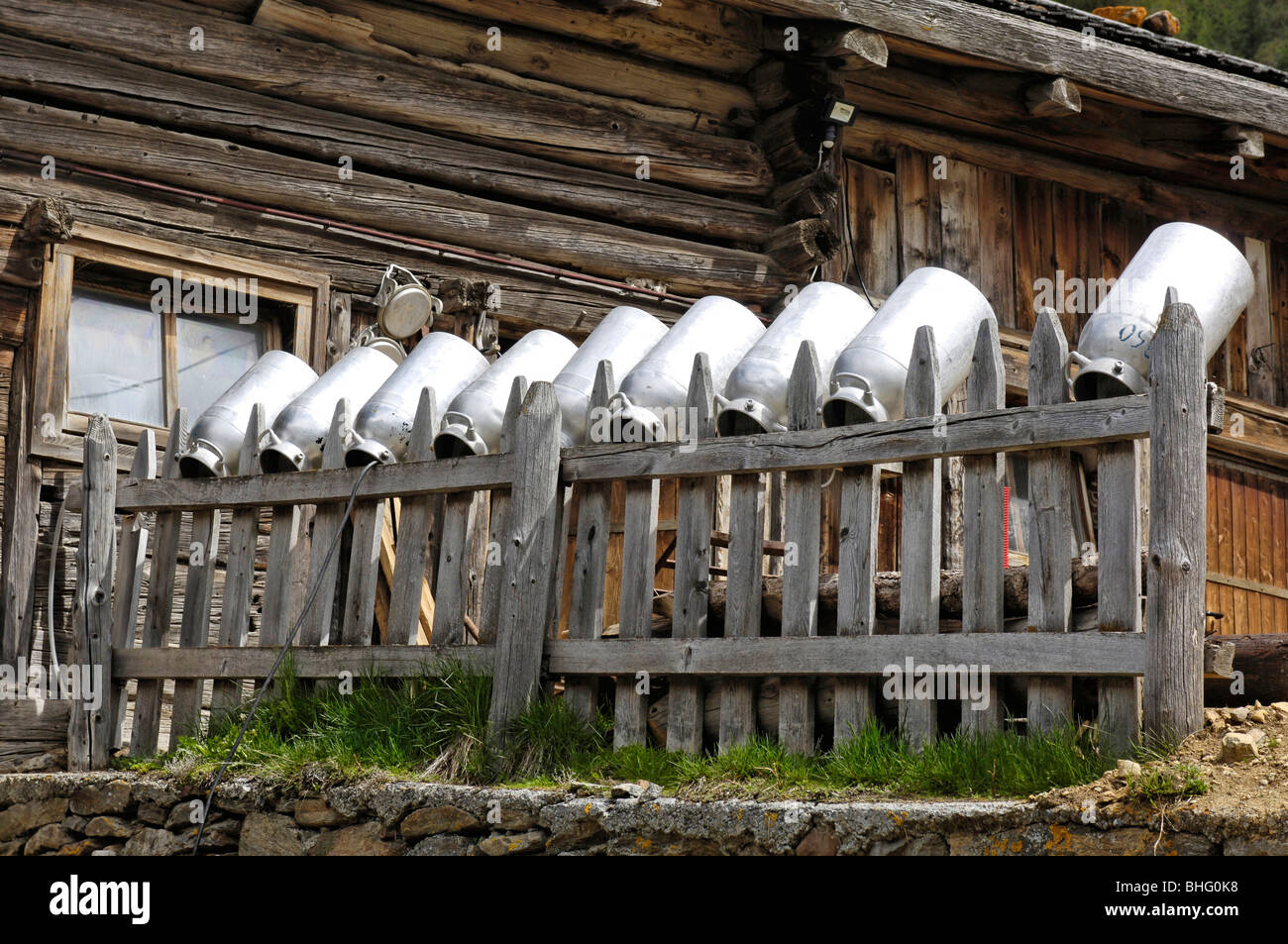 Milchkannen auf einem hölzernen Zaun vor Almhütte, Schnals Tal, Val Venosta, Südtirol, Italien, Europa Stockfoto