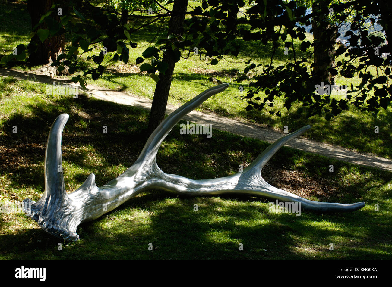 Kunstwerk, Geweih Skulptur auf einer Wiese, Voels am Schlern, Südtirol, Italien, Europa Stockfoto