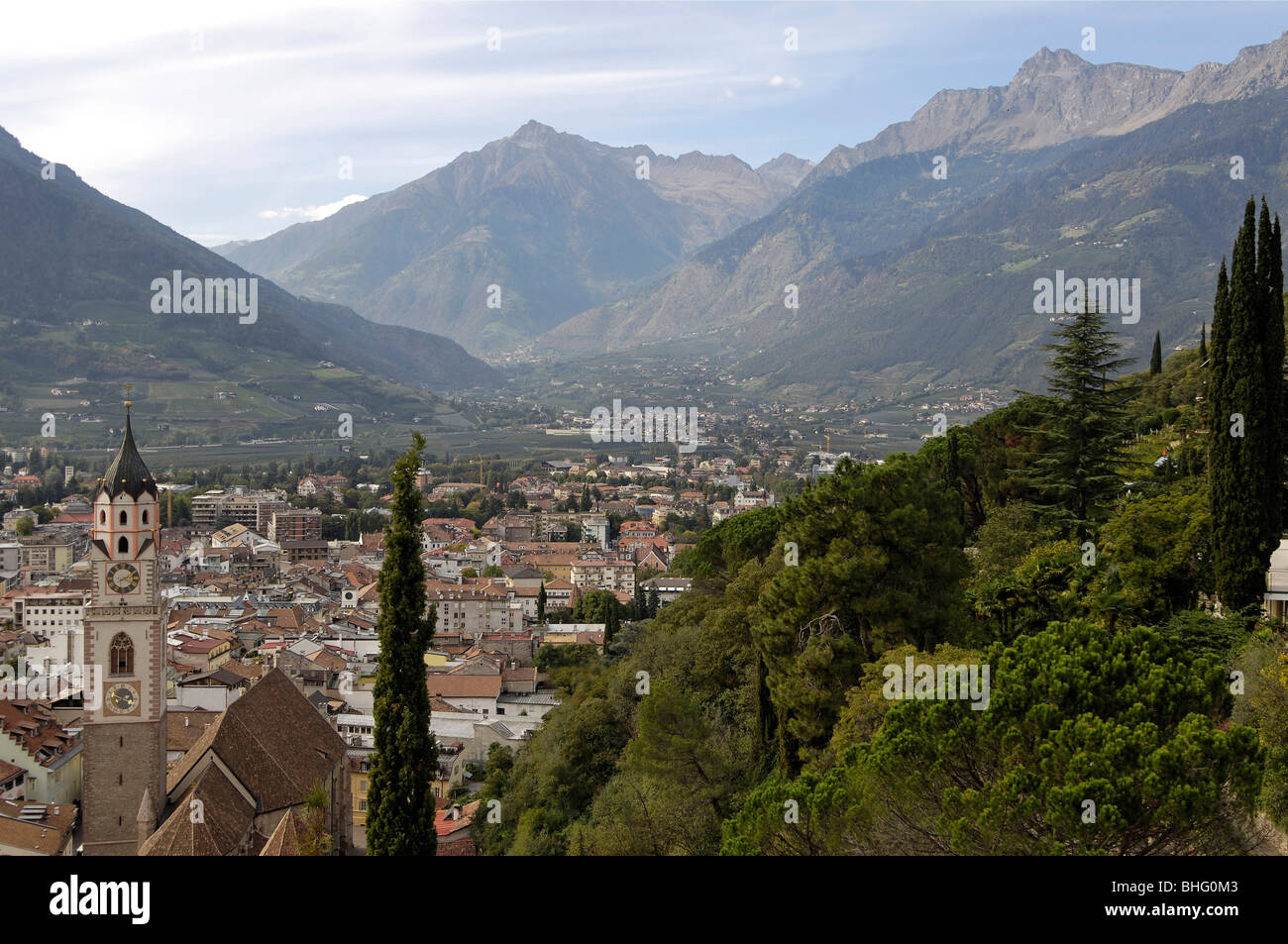 Blick auf die Kurstadt Meran in einem Tal, Val Venosta, Meran, Südtirol, Italien, Europa Stockfoto