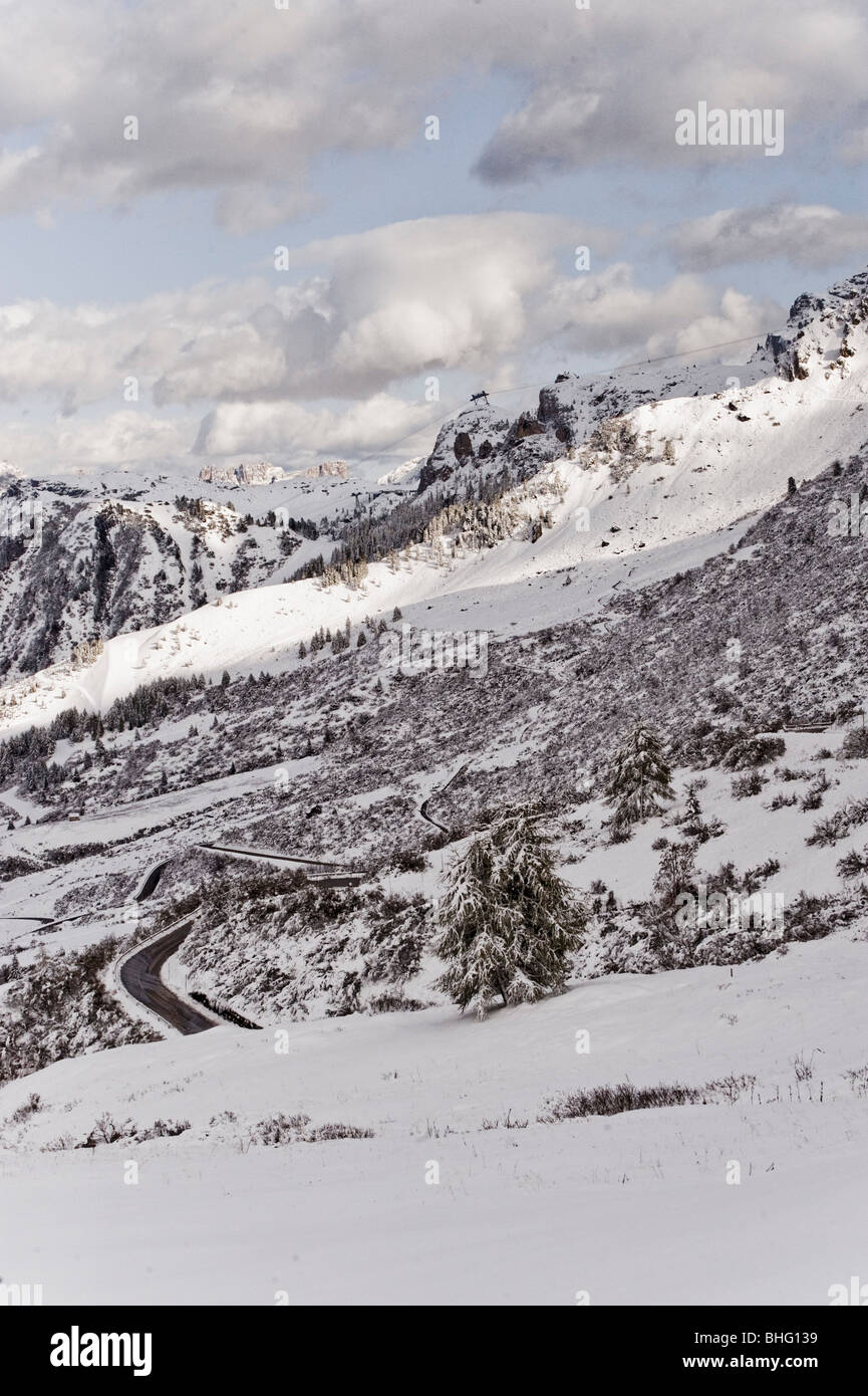 Verschneite Landschaft mit Strasse, Dolomiten, Trentino-Alto Adige/Suedtirol, Italien Stockfoto