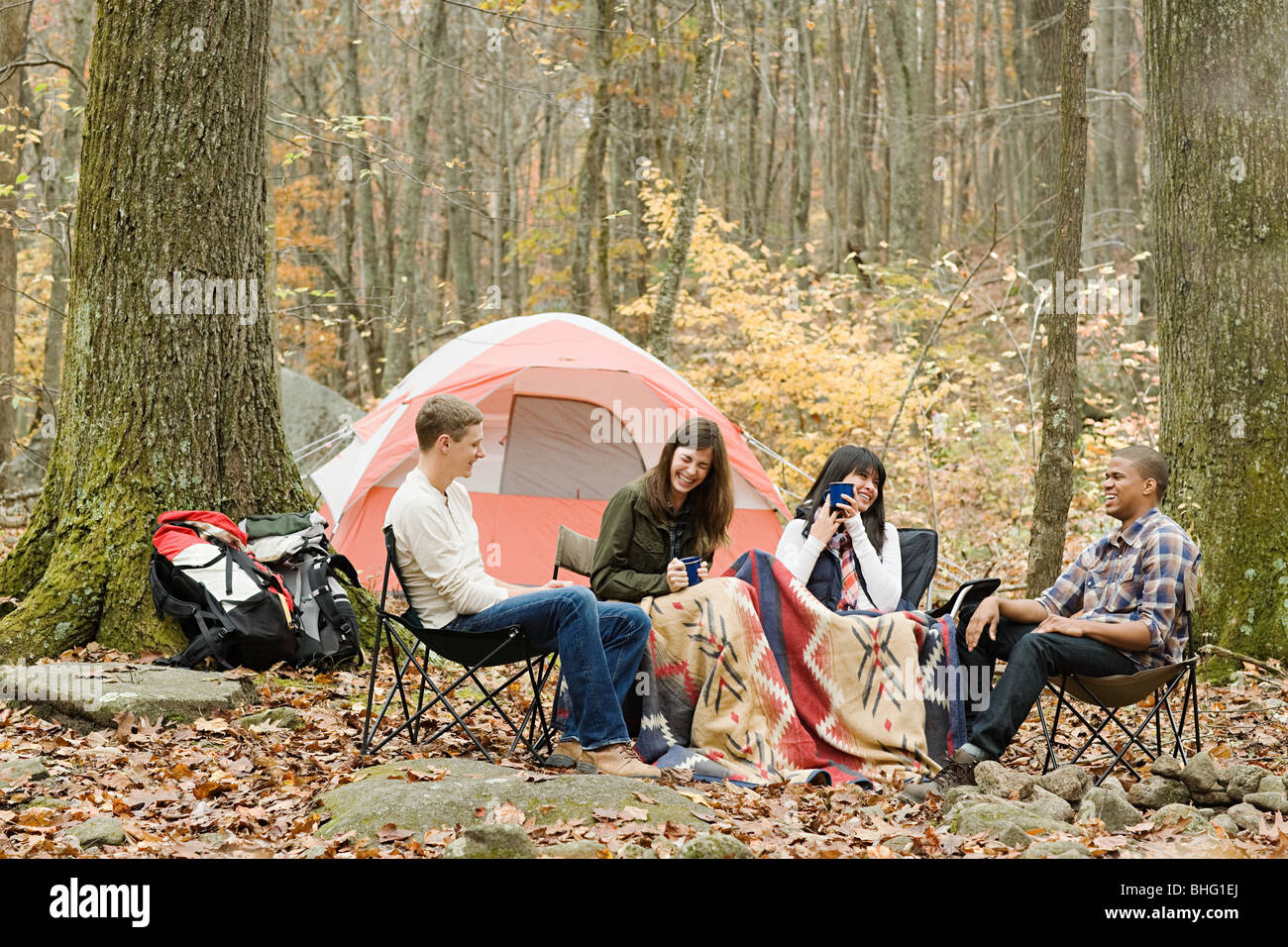 Freunde auf Campingplatz Stockfoto