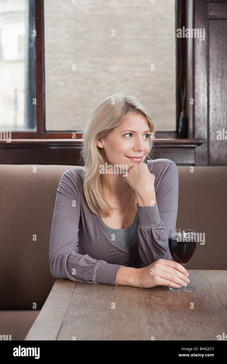 Junge Frau in der Bar mit Rotwein Stockfoto