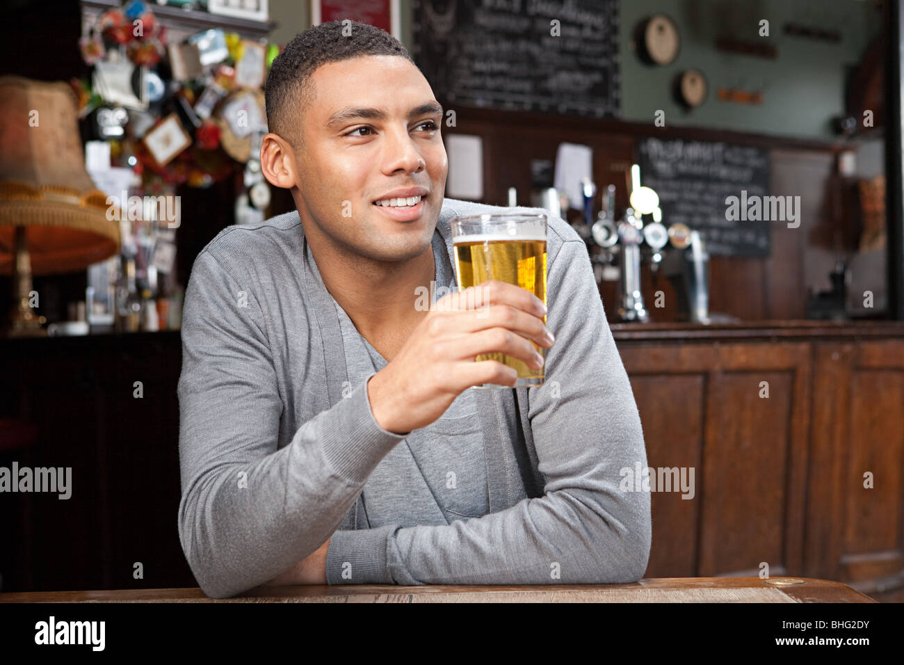 Junger Mann Bar Stockfoto