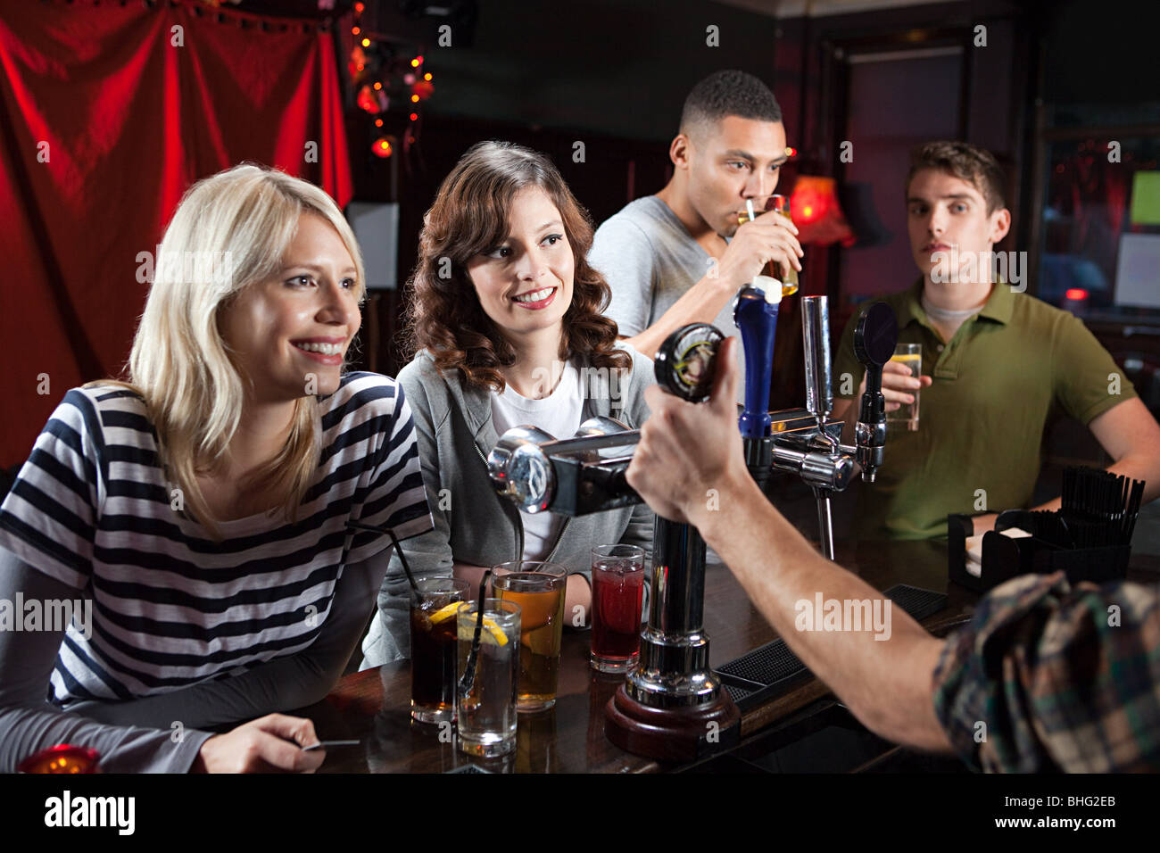 Freunde in der Bar Stockfoto
