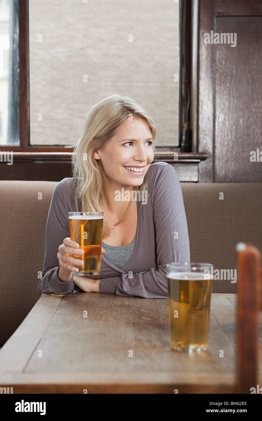 Junge Frau in der Bar Stockfoto