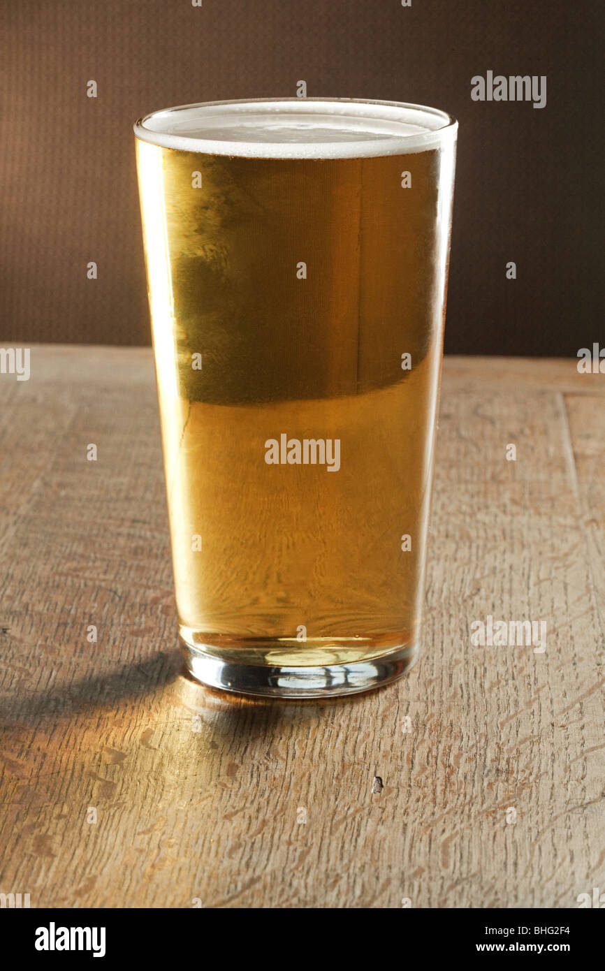 Pint Bier auf Tisch Stockfoto