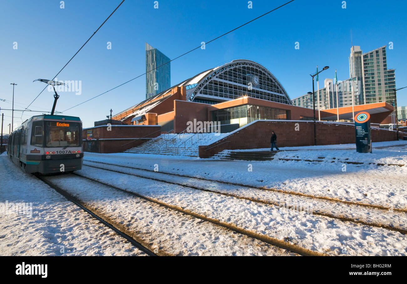 U-Bahn Straßenbahn vorbei Manchester zentrale nahe Ausstellung Hall Wintersonne Stockfoto