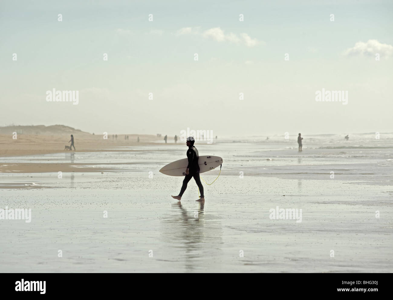 Surfer in el palmar Strand, Cádiz, Andalusien, Spanien Stockfoto
