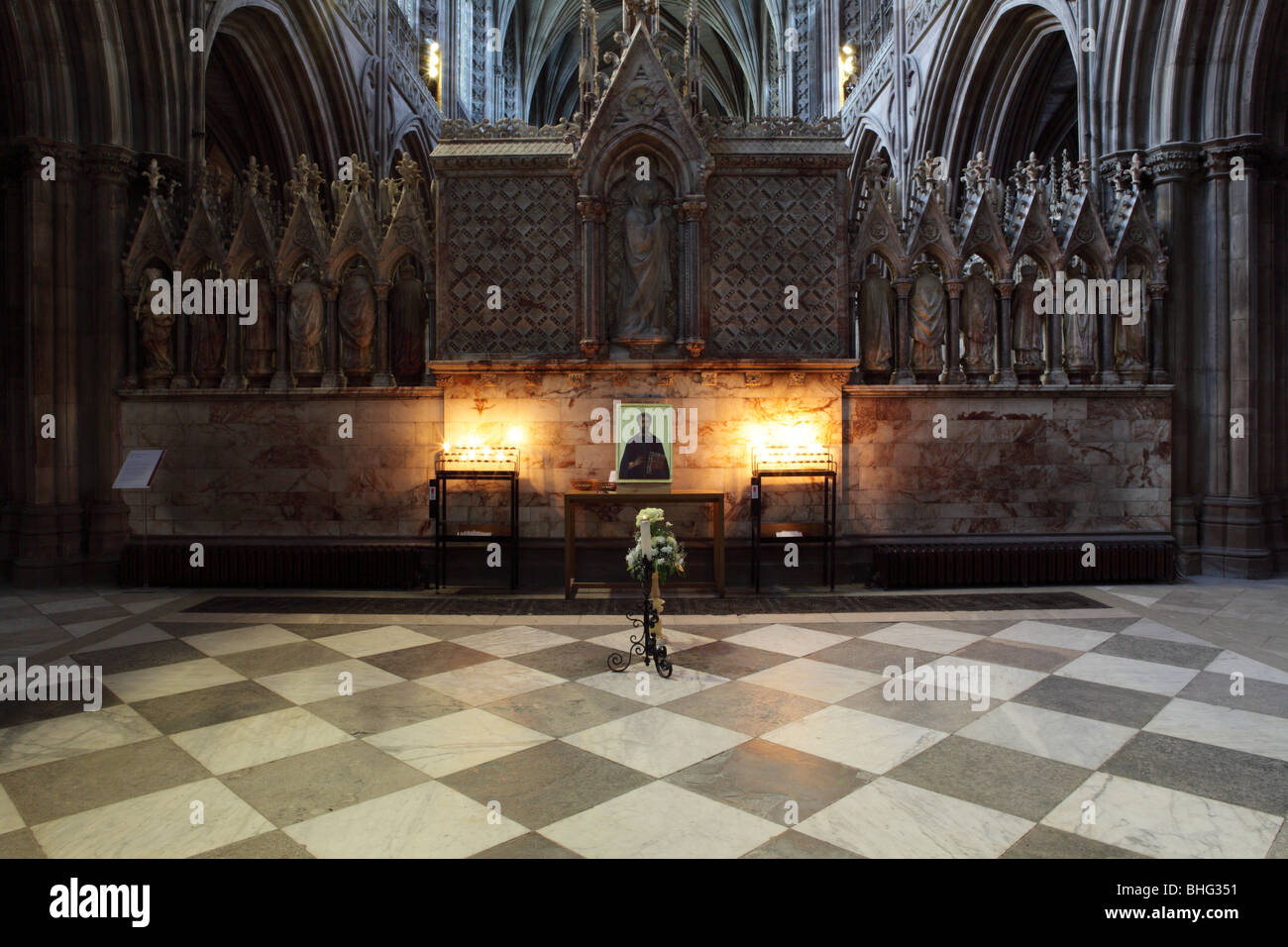 Subtile Licht schmückt die Schrein des Heiligen Tschad in Lichfield Kathedrale in Staffordshire. Stockfoto