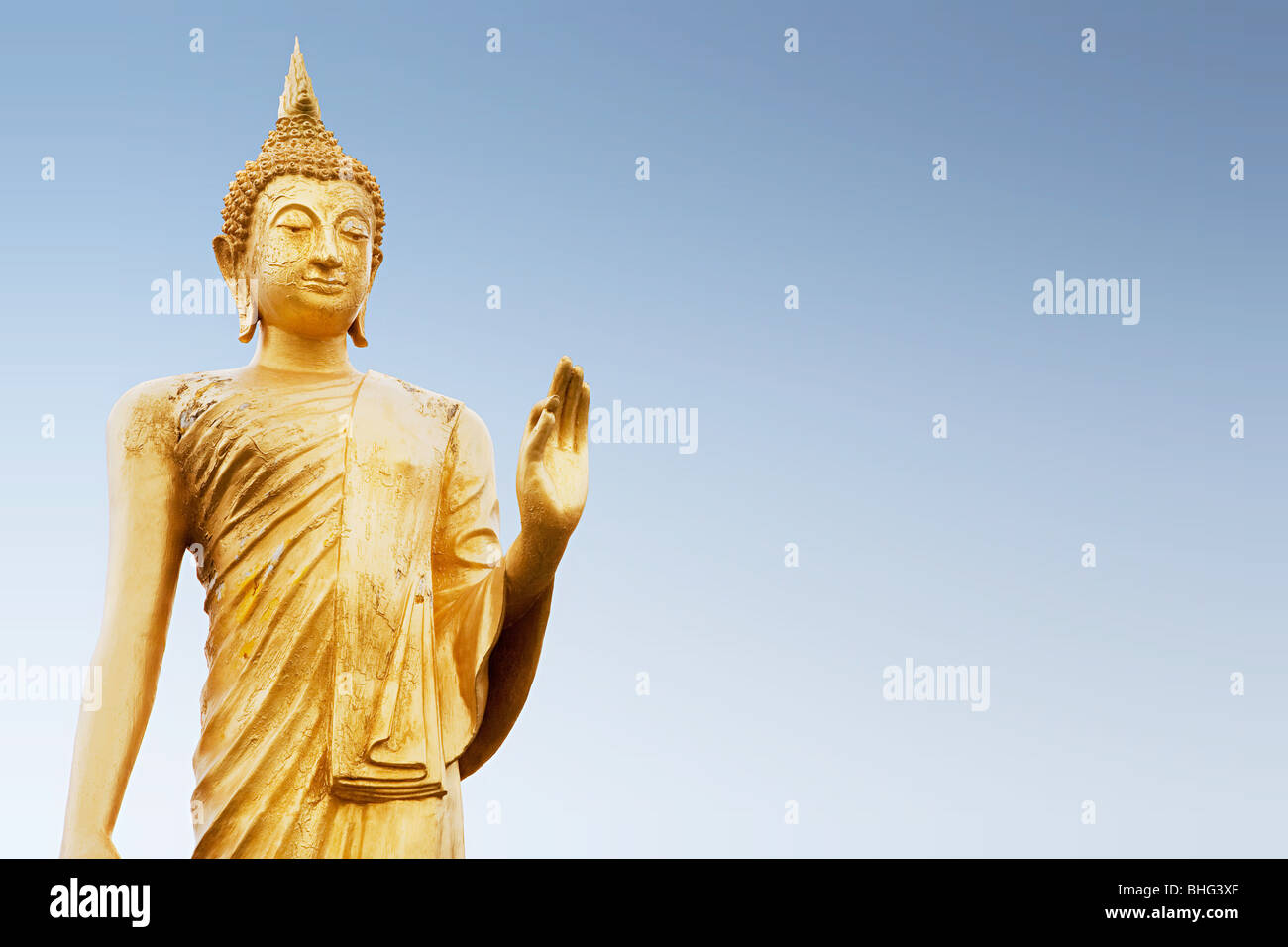 Stehende Buddha-Figur in thailand Stockfoto