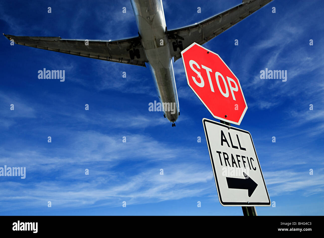 Flugzeug und Stop-Schild Stockfoto
