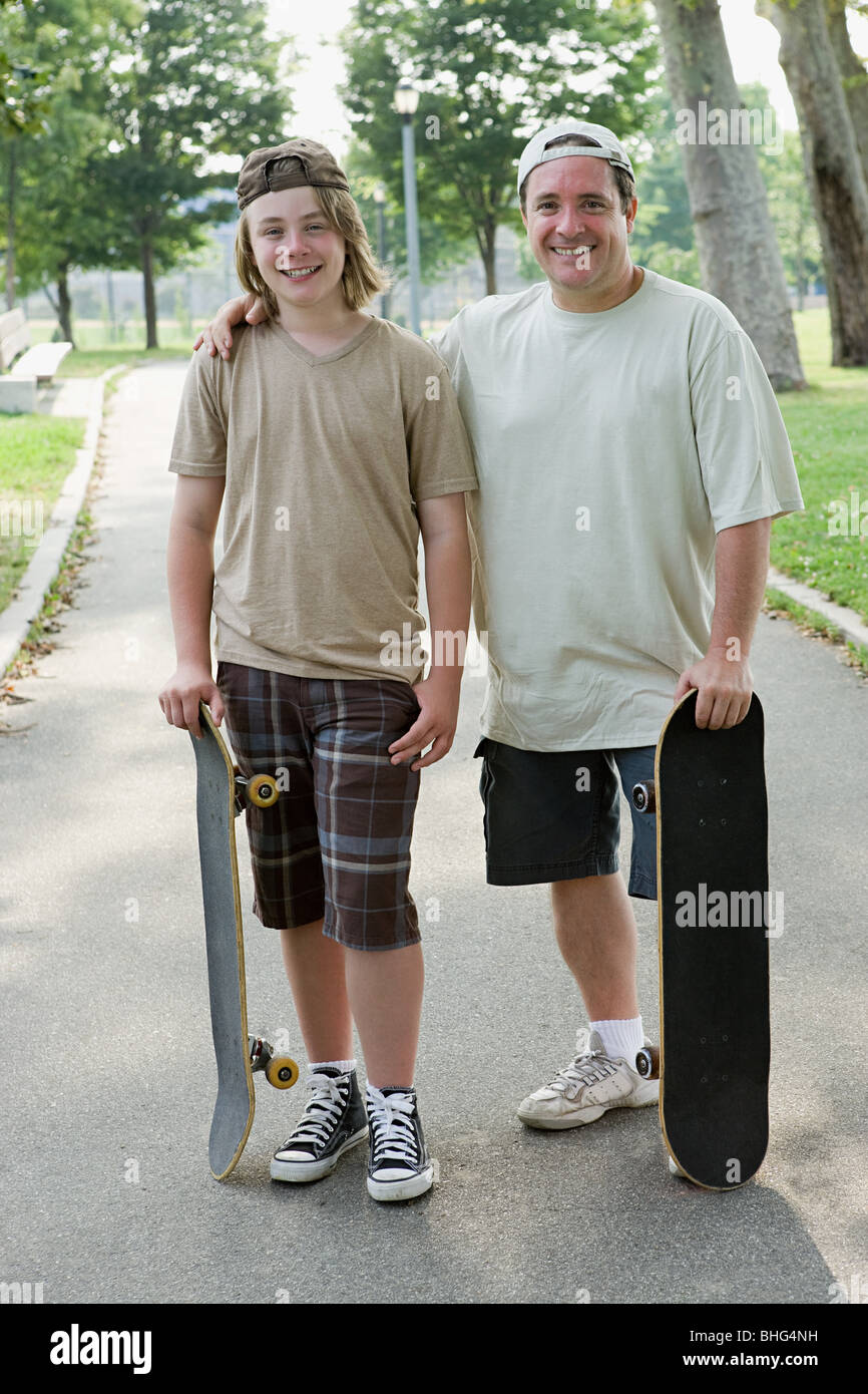 Vater und Sohn mit skateboards Stockfoto