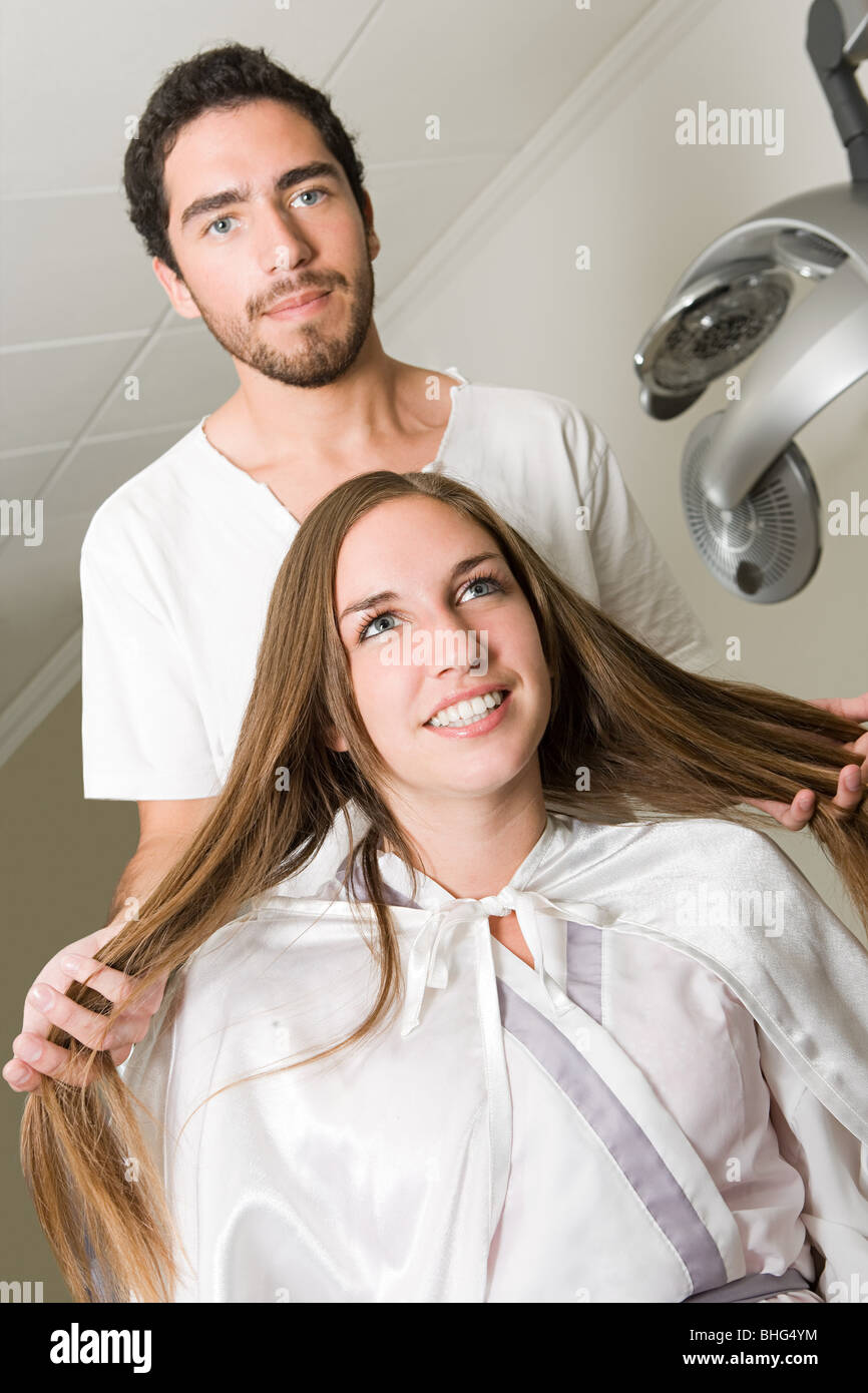 Friseur und Mädchen mit langen Haaren Stockfoto