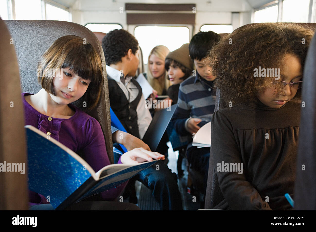 Kinder im Schulbus Stockfoto