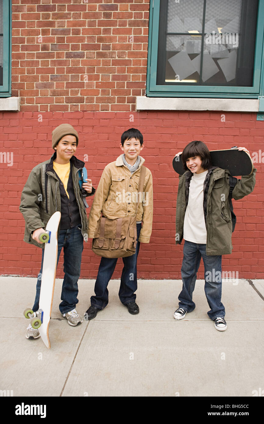 Jungen mit skateboards Stockfoto