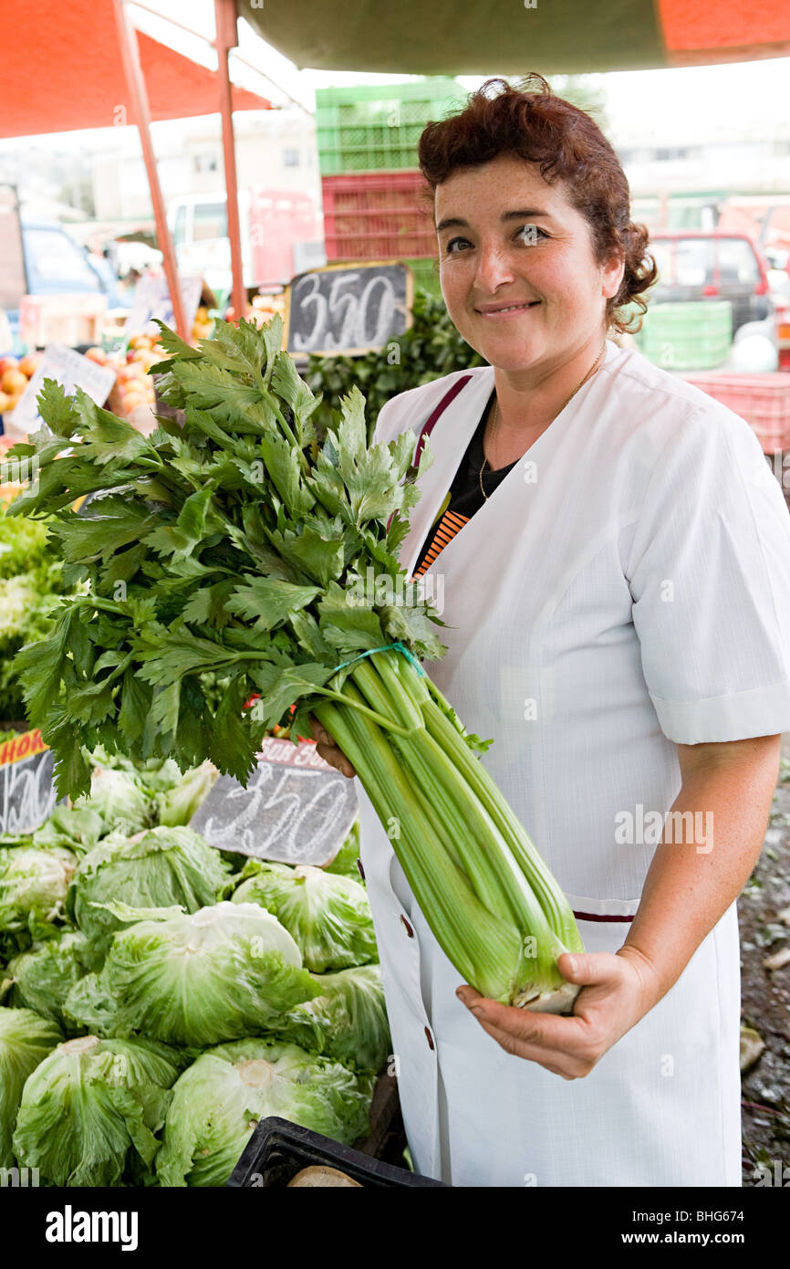 Markt-Händler mit Sellerie Stockfoto