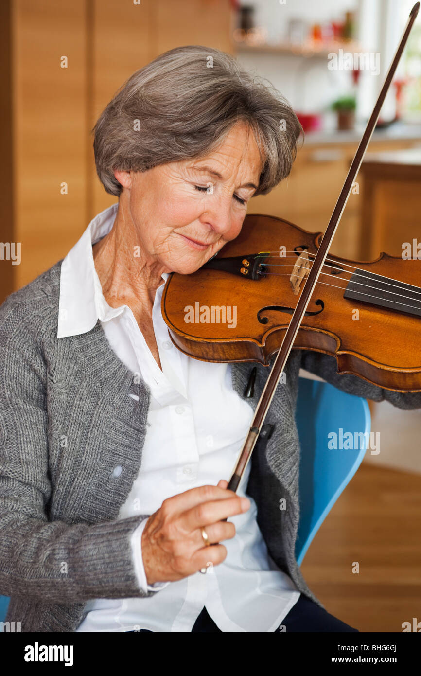 alte Frau tuning Violine Stockfoto
