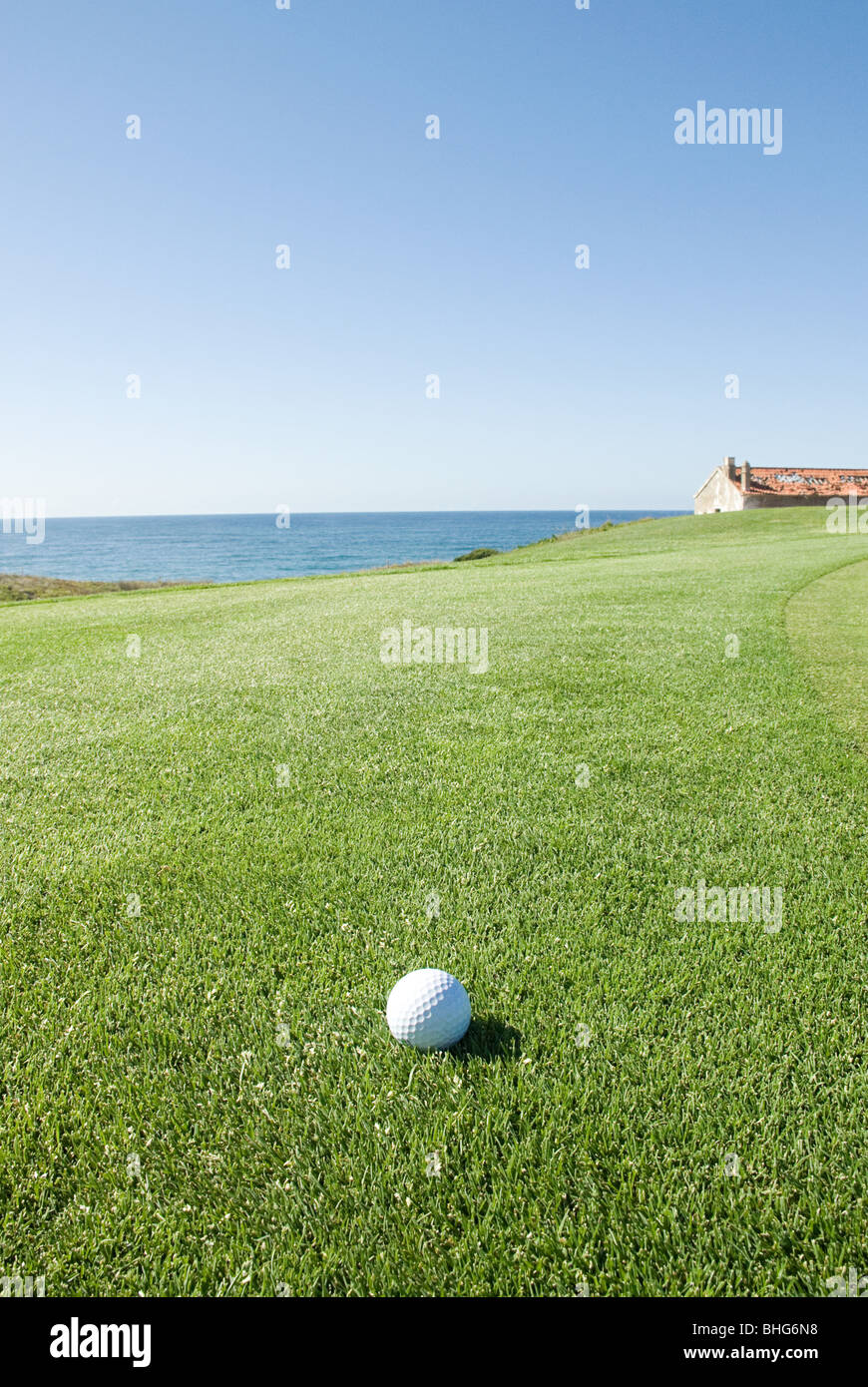 Golfball auf Küsten Kurs Stockfoto