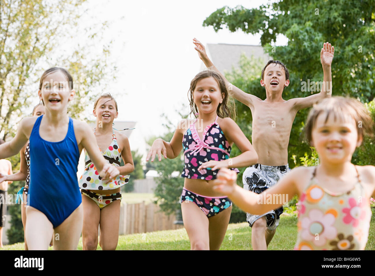 Kinder spielen im Garten Stockfotografie Alamy