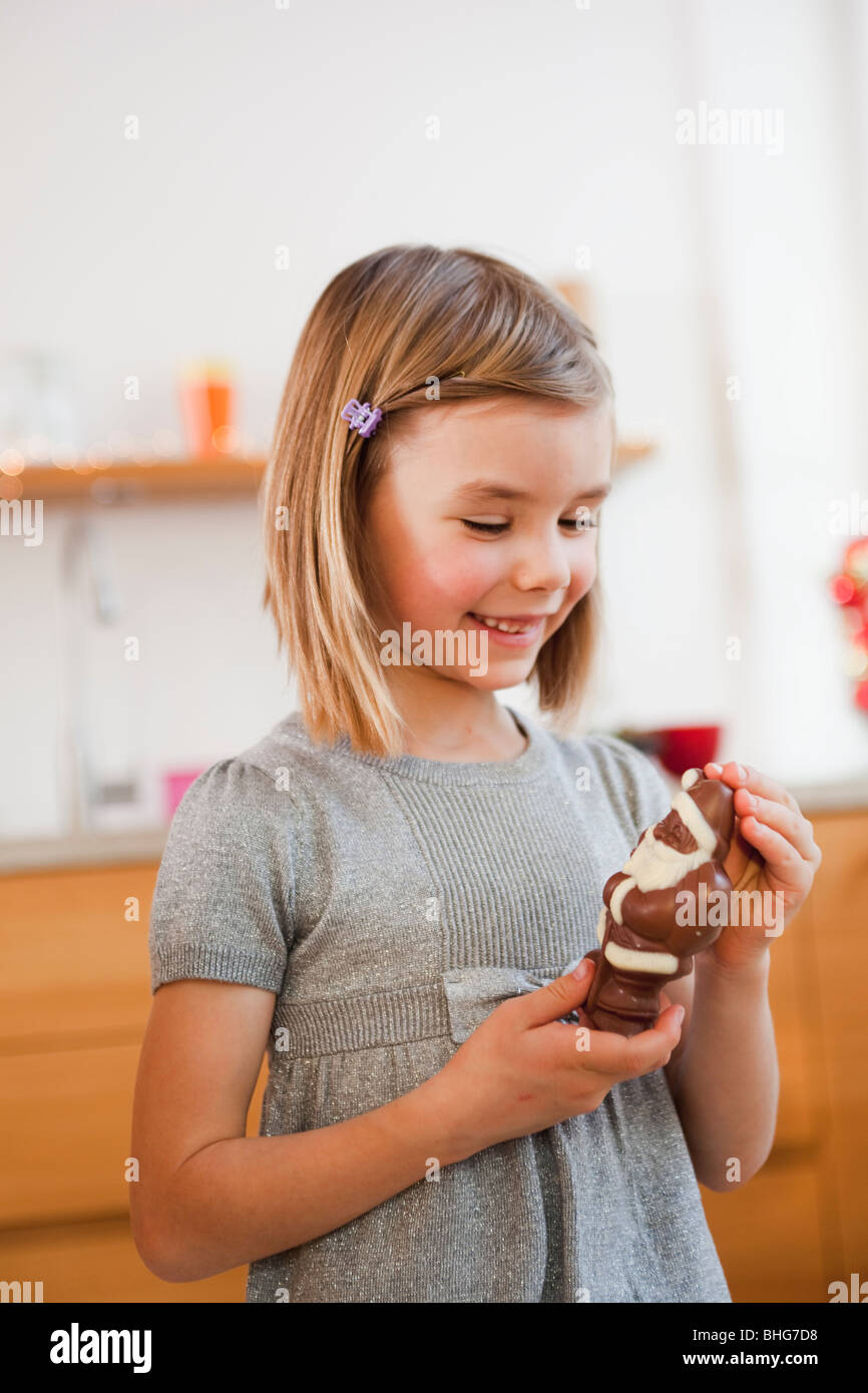 junges Mädchen mit Schokolade Weihnachtsmann Stockfoto