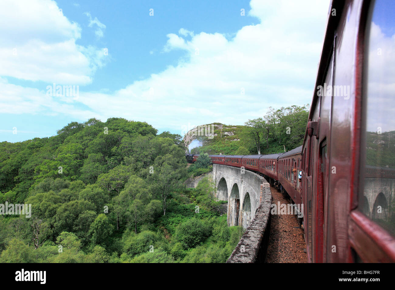 Dampfzug auf Glenfinnan Viadukt Stockfoto