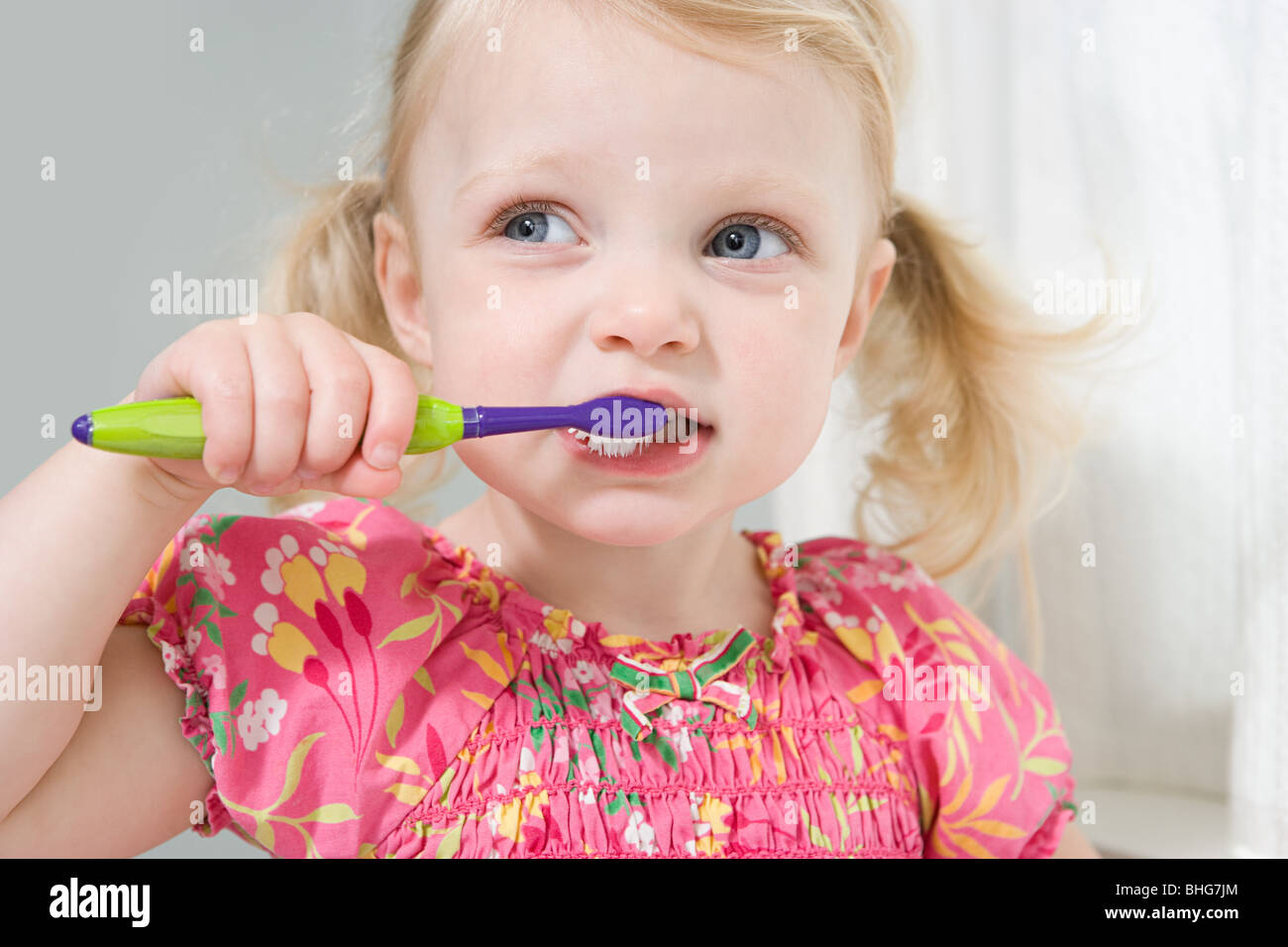 Kleines Mädchen, die ihre Zähne putzen Stockfoto