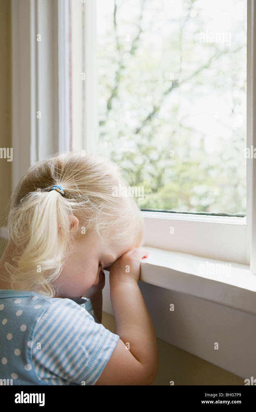 Trauriges Mädchen Durch Fenster Stockfoto Bild 28016865 Alamy